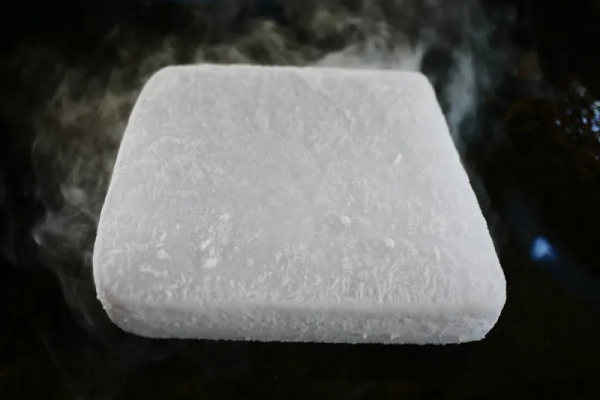 干冰怎么压缩成水了呢